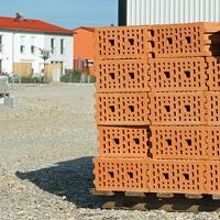 Eine Palette voll mit Ziegelsteinen