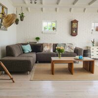 Ein jugendlich eingerichtetes Wohnzimmer mit grau-beiger Couch