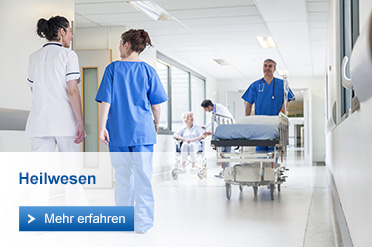 Eine typische Situation im Flur eines Krankenhauses mit Ärzten und Pflegern