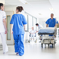 Eine typische Situation im Flur eines Krankenhauses mit Ärzten und Pflegern.